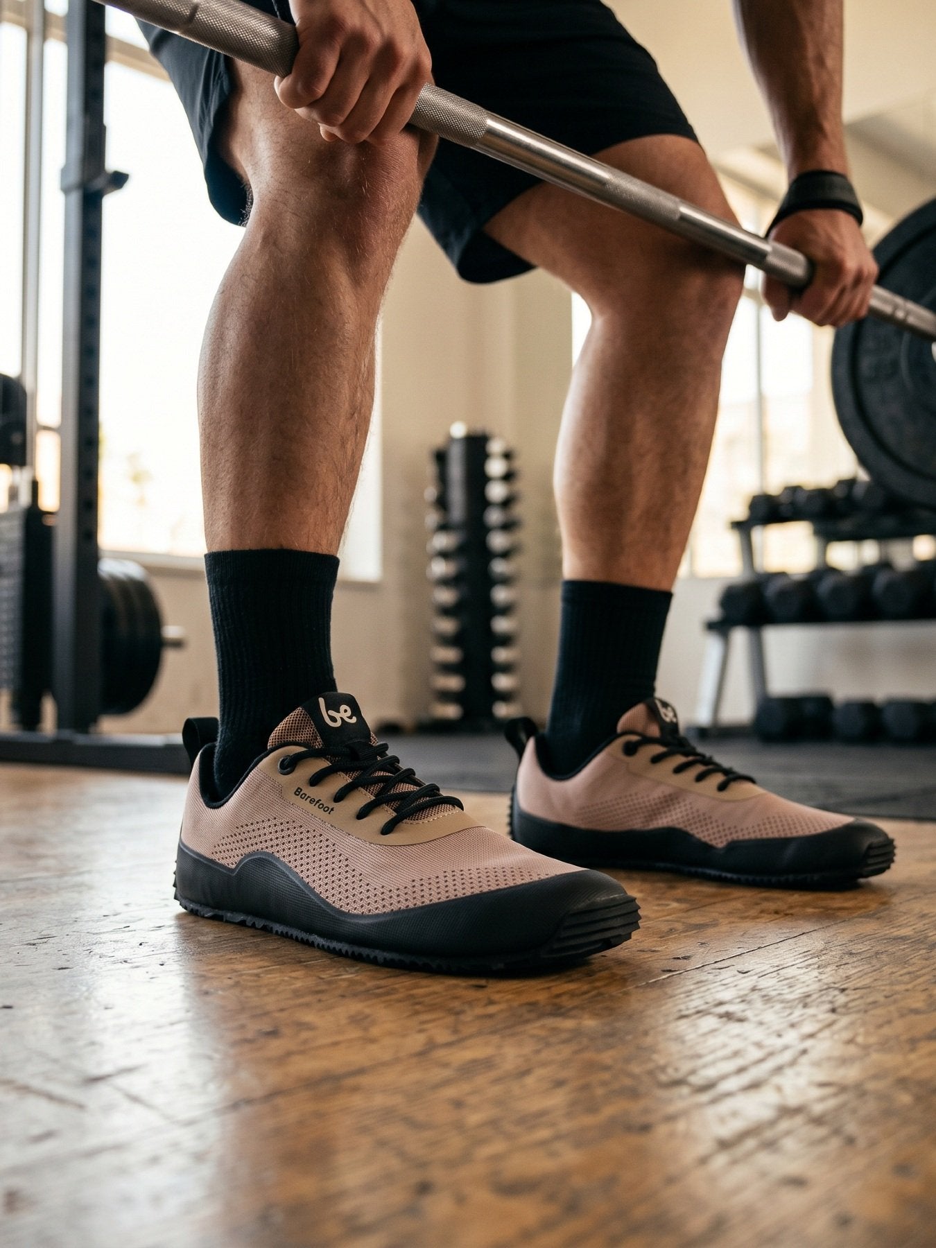 baskāju pārgājienu apavi sporta zālē